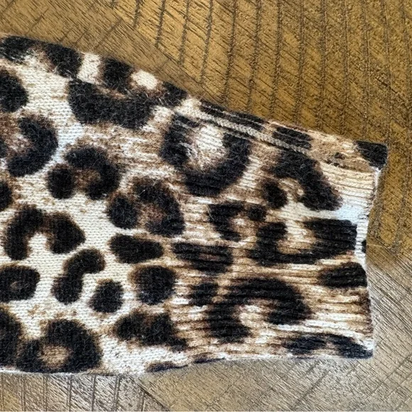 Michael Kors Women’s V-Neck Leopard Print Lightweight Sweater Size Small - Picture 10 of 14